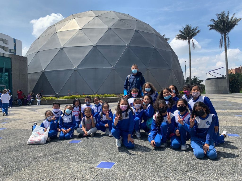 Estudiantes en visita pedagogica al domo cientifico
