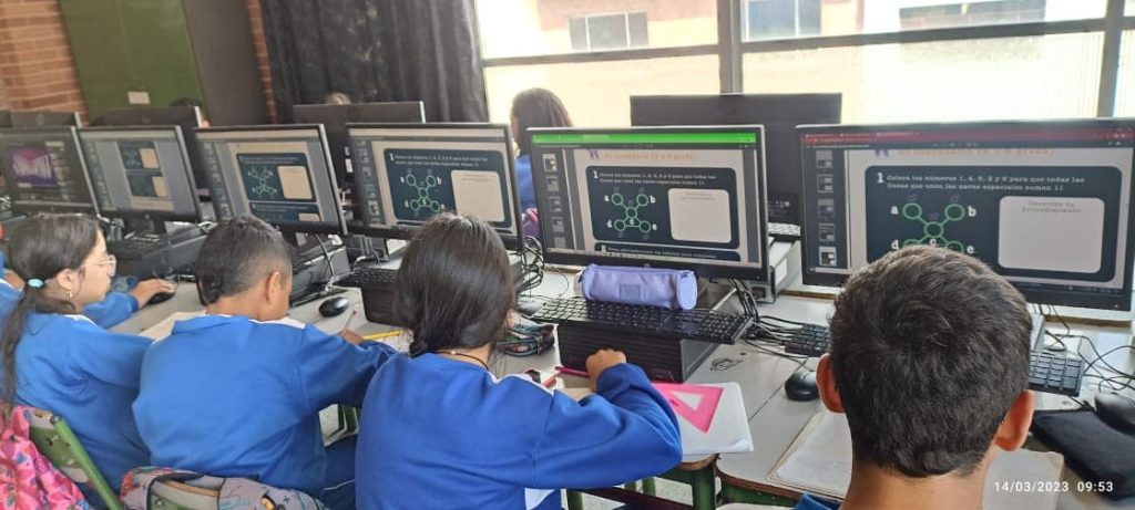 Estudiantes del Colegio Naciones Unidas IED desarrollando actividades con tecnologia educativa
